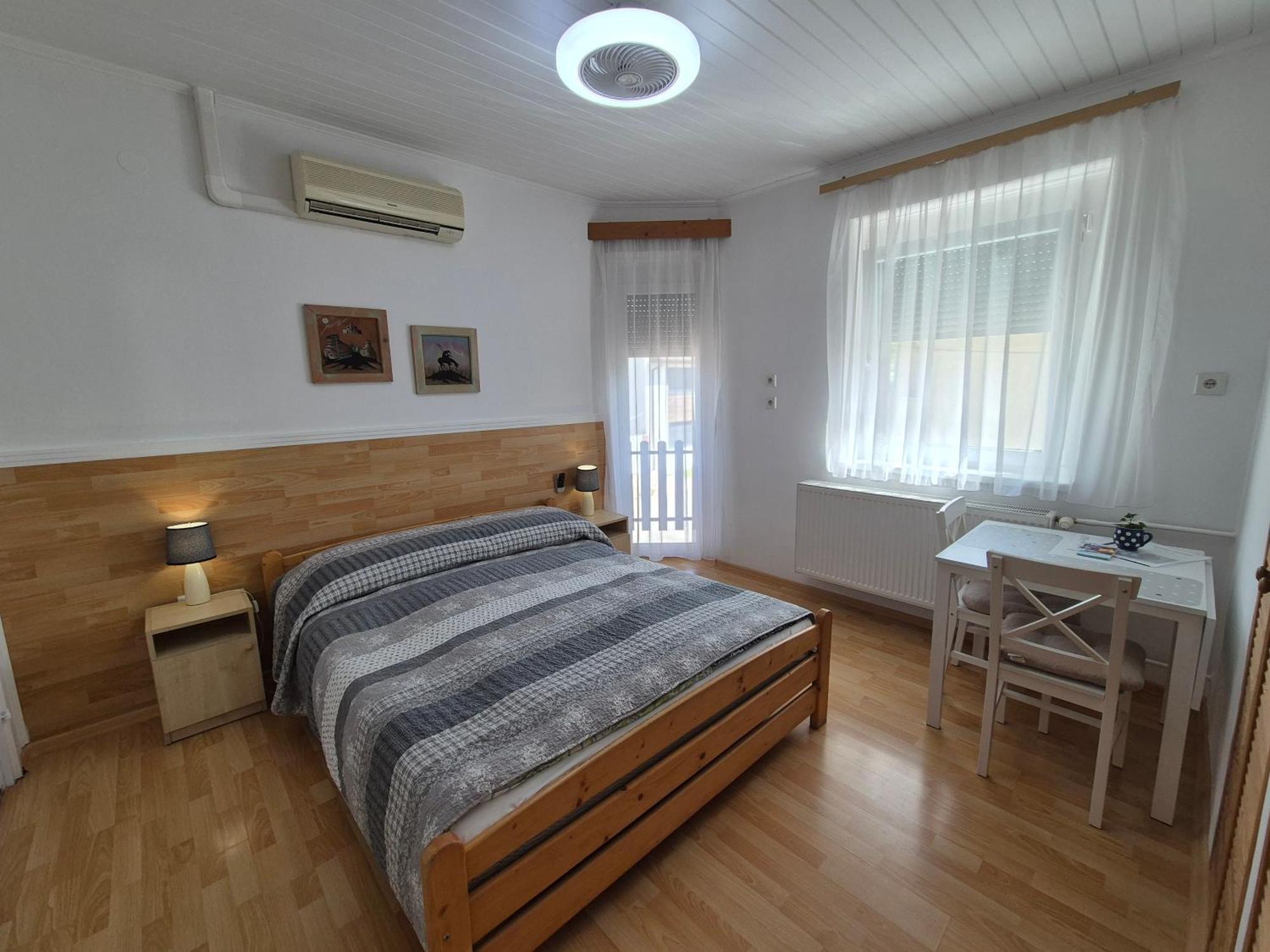 Roxanna Apartman Дьюла Екстер'єр фото