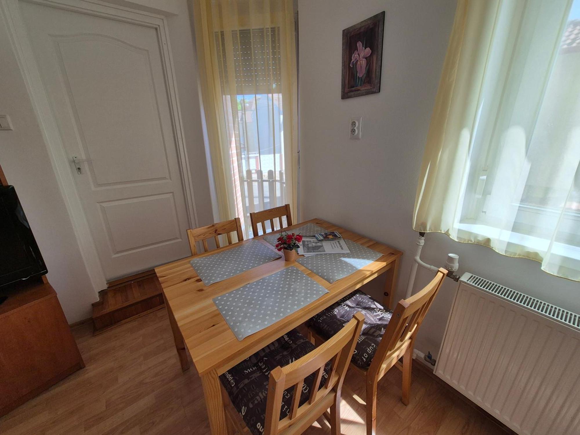 Roxanna Apartman Дьюла Екстер'єр фото