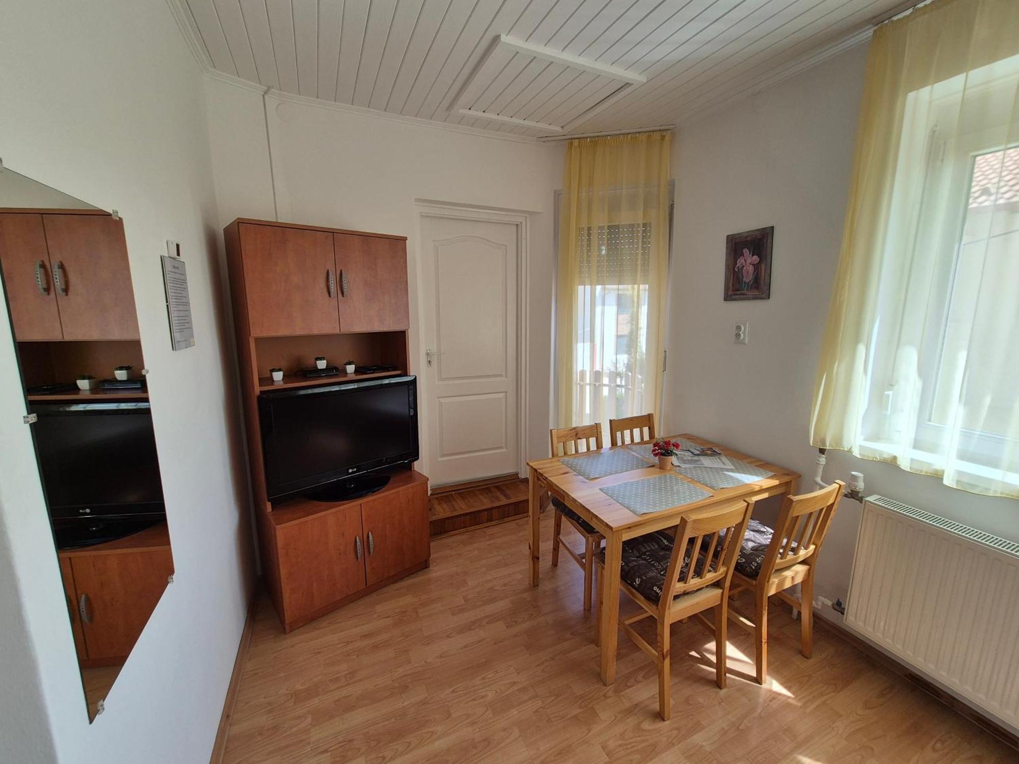 Roxanna Apartman Дьюла Екстер'єр фото